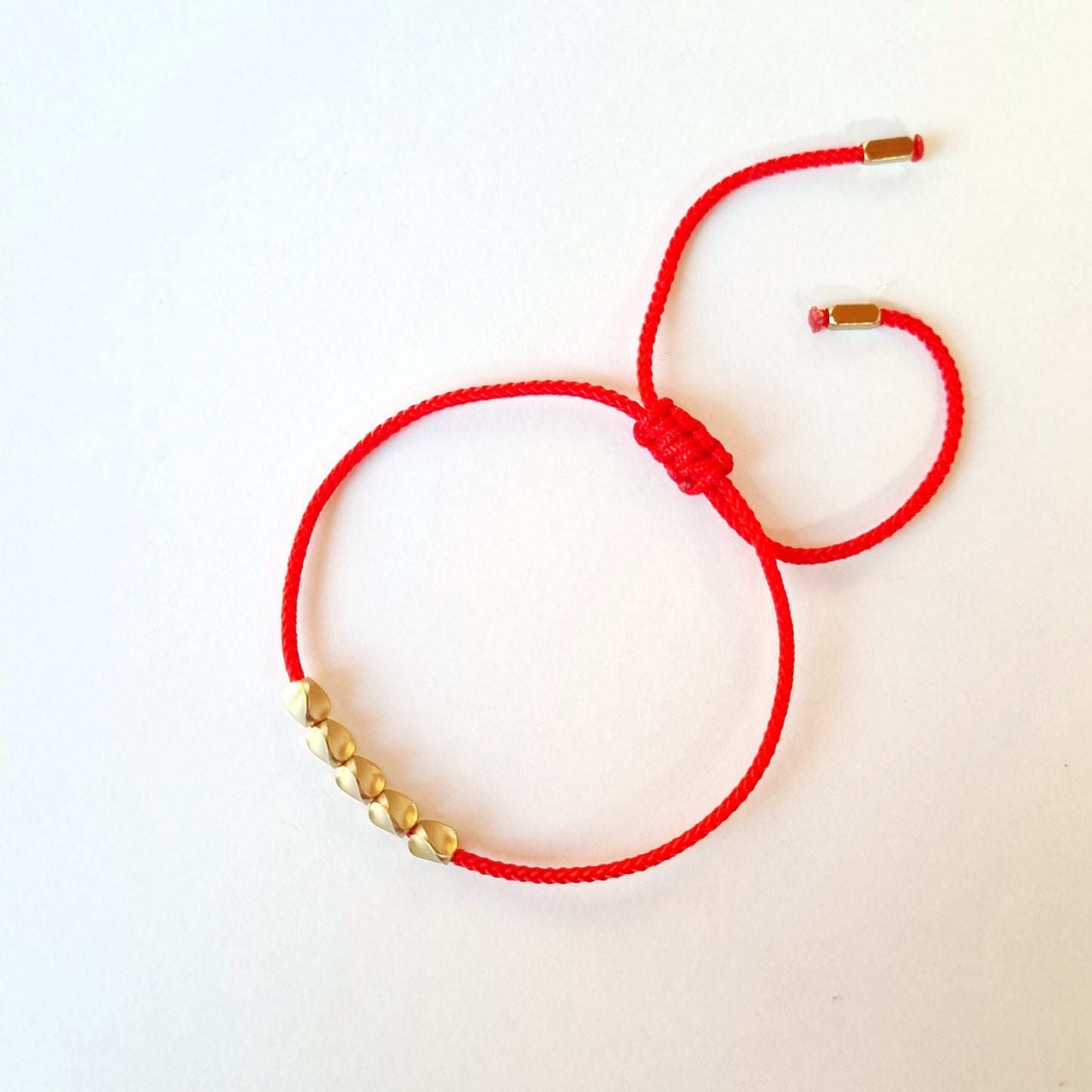 Pulsera hilo rojo con cuentas de cobre tibetano