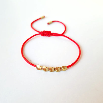 Pulsera hilo rojo con cuentas de cobre tibetano