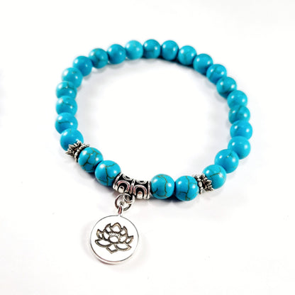 Pulsera piedra natural howlita celeste con dije de loto