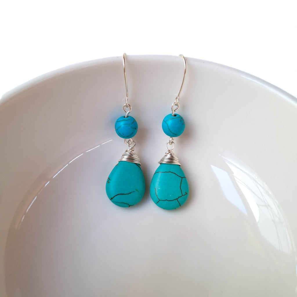 Aros Gota de Howlita Turquesa