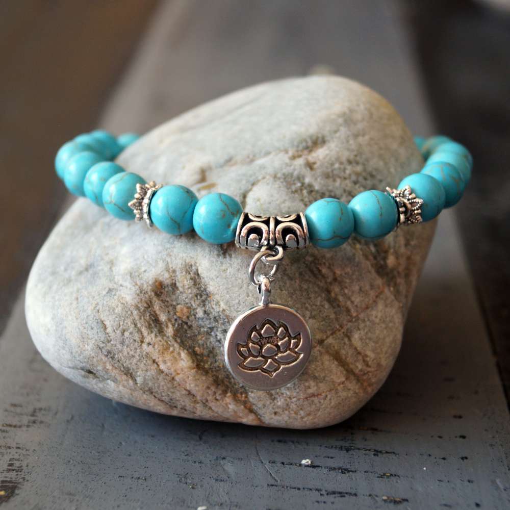 Pulsera piedra natural howlita celeste con dije de loto
