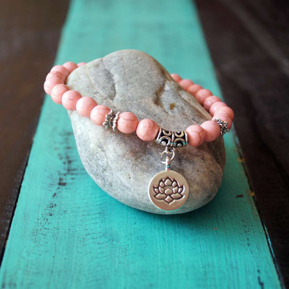 Pulsera piedra natural howlita rosa con dije de loto